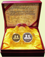 台灣銀行民國89年中華民國第十任總統.副總統就職紀念套幣1套,含1盎司金.銀幣各1枚,發行量分別為9萬枚及21萬枚,原壓克力鑲崁盒裝,證書,BU(Page 35)